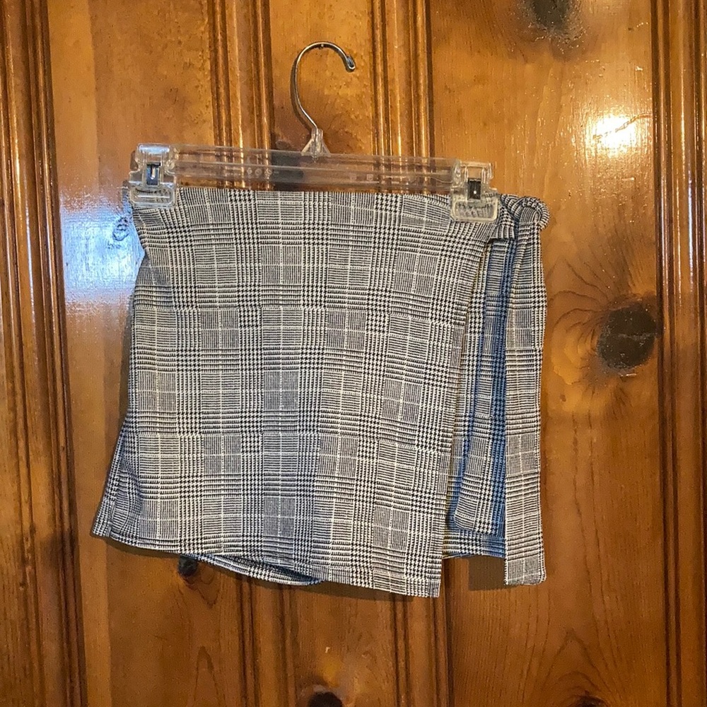 White and Black Stripped Pencil Skirt